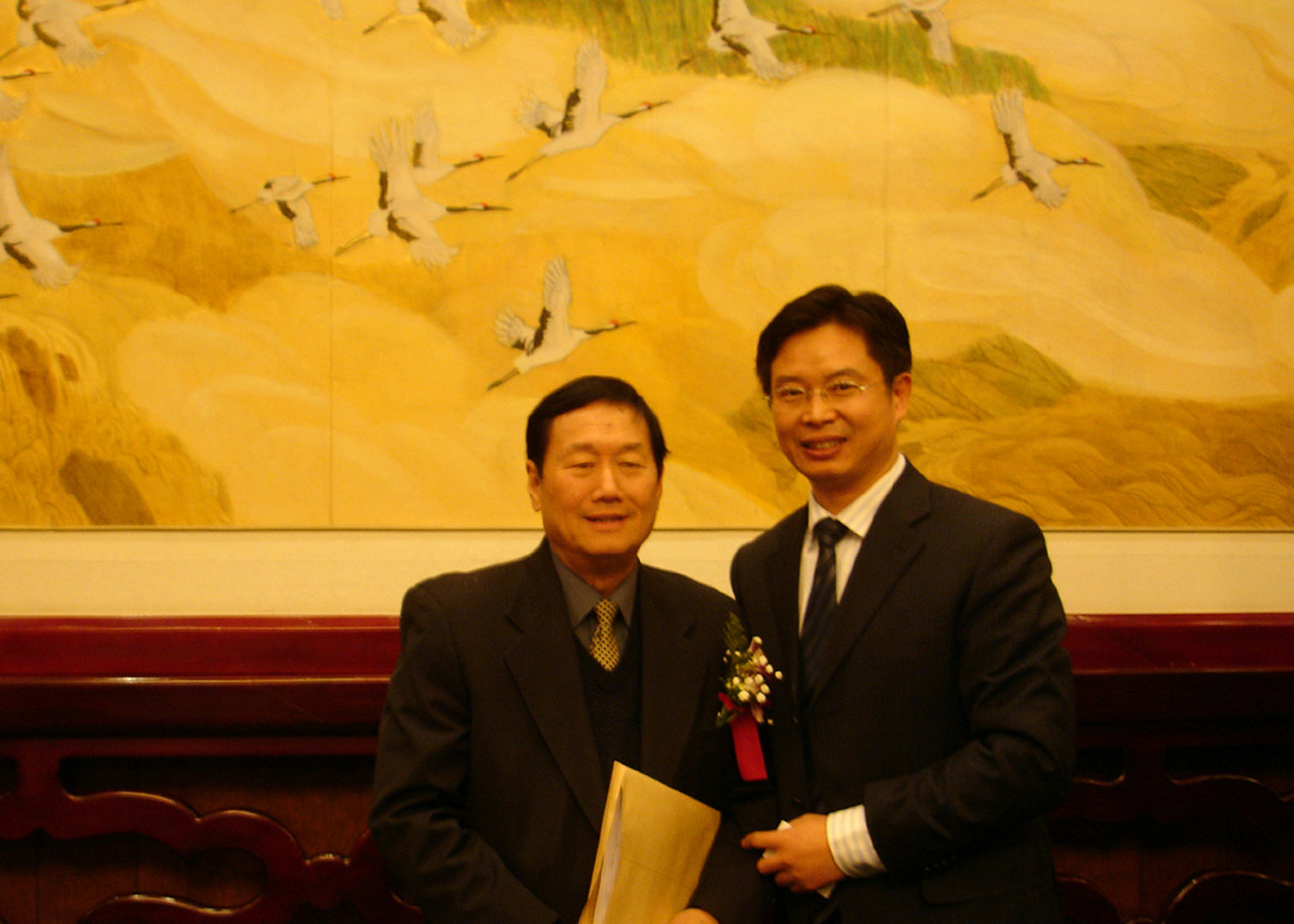 衛(wèi)生部原副部長(zhǎng)孫隆椿聽(tīng)取關(guān)于健康紡織品研制情況的匯報(bào)（2008）